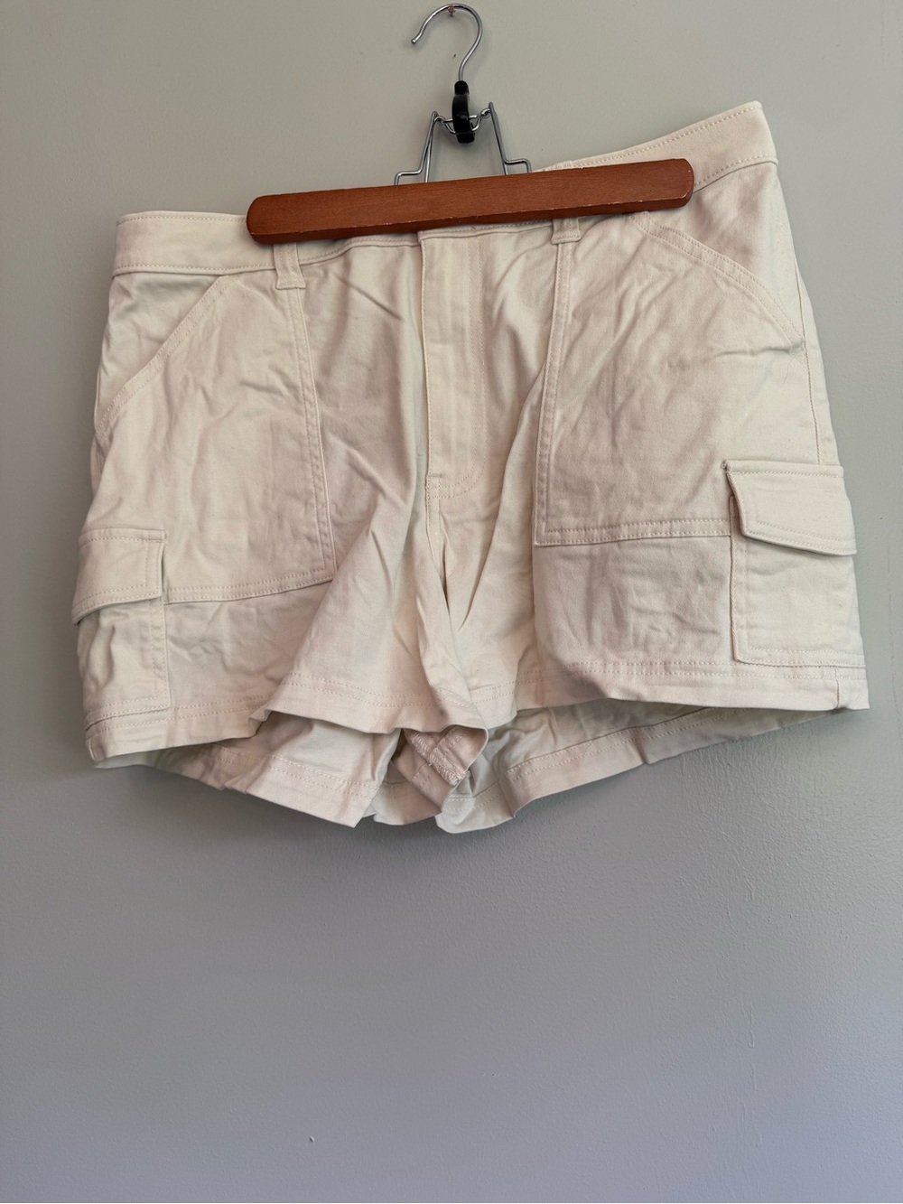 Hollister Women's White Ultra High Rise Mom Short 3" Cargo Size 12/13 31 Stretch